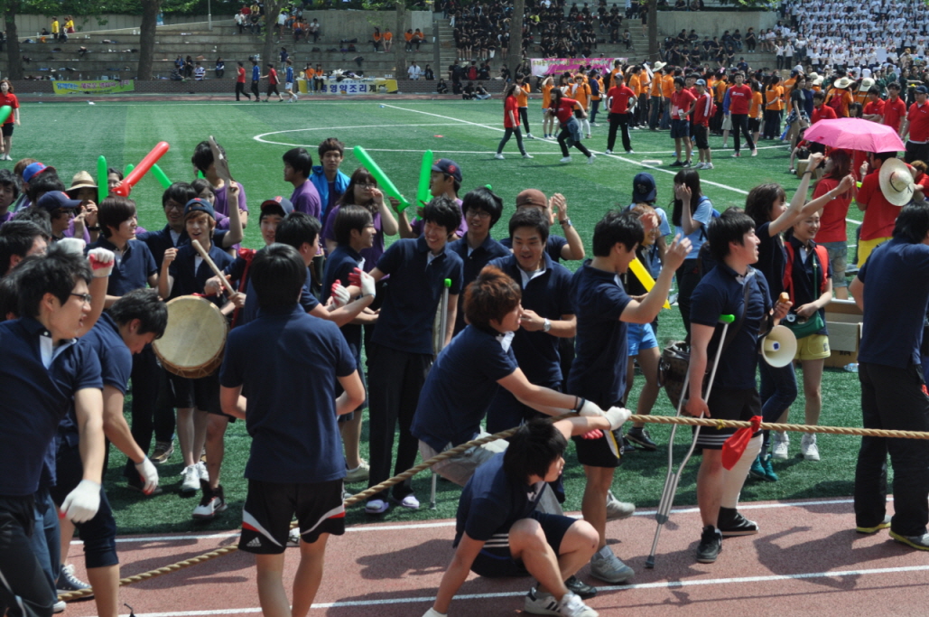 2011년도 리모델링 건축과 학생들의 체육대회 사진입니다.